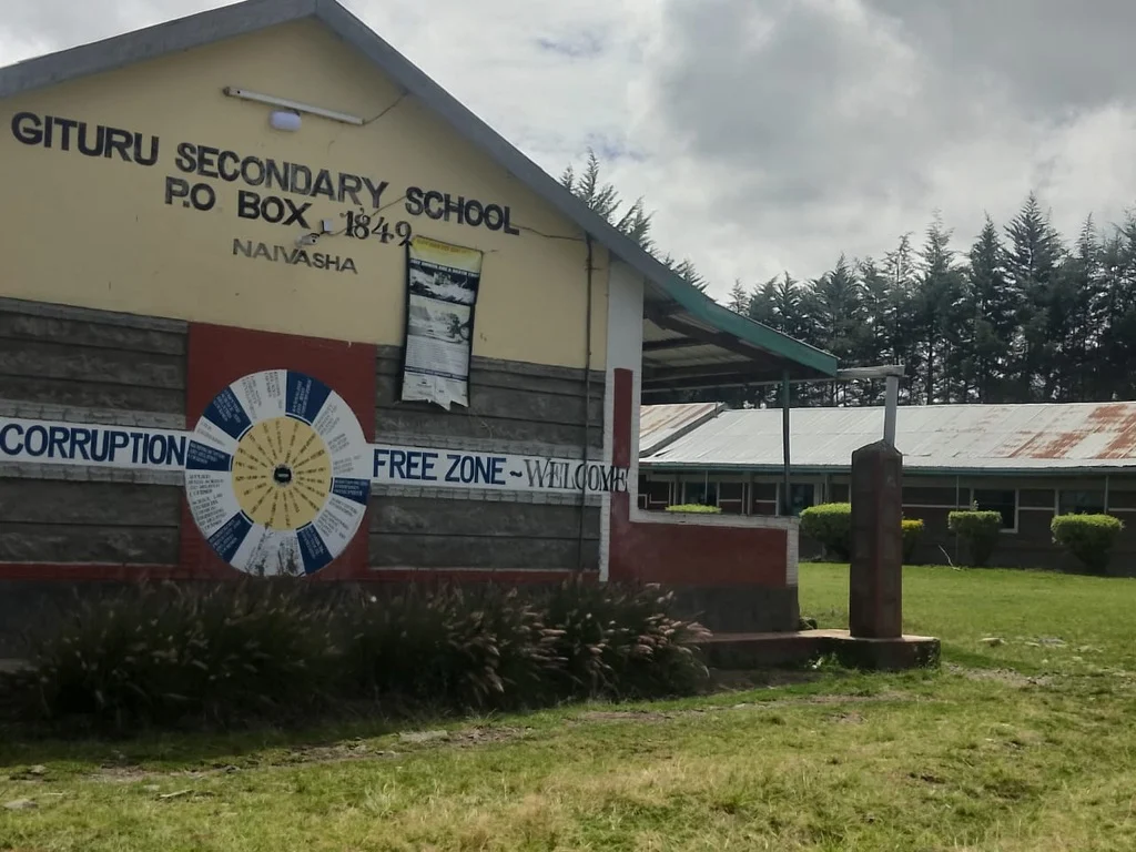 Eingang der Gituru Secondary School in Naivasha, Kenia