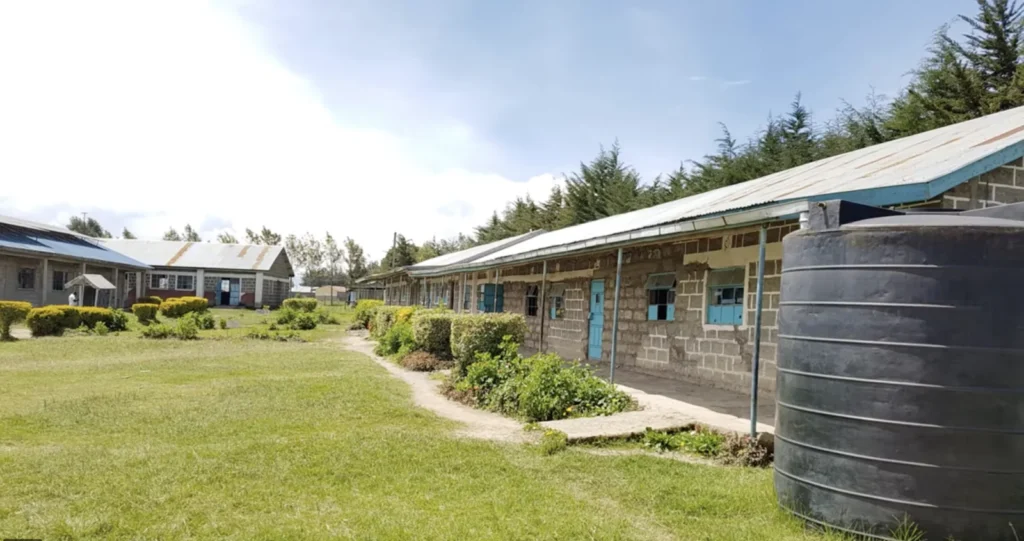 School building of the Gituru Secondary School with water tank