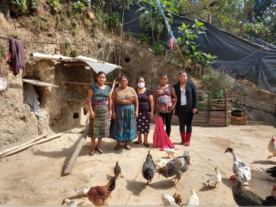 Frauen der Geflügelzucht-Kooperative La Libertad in Guatemala mit ihren Hühnern
