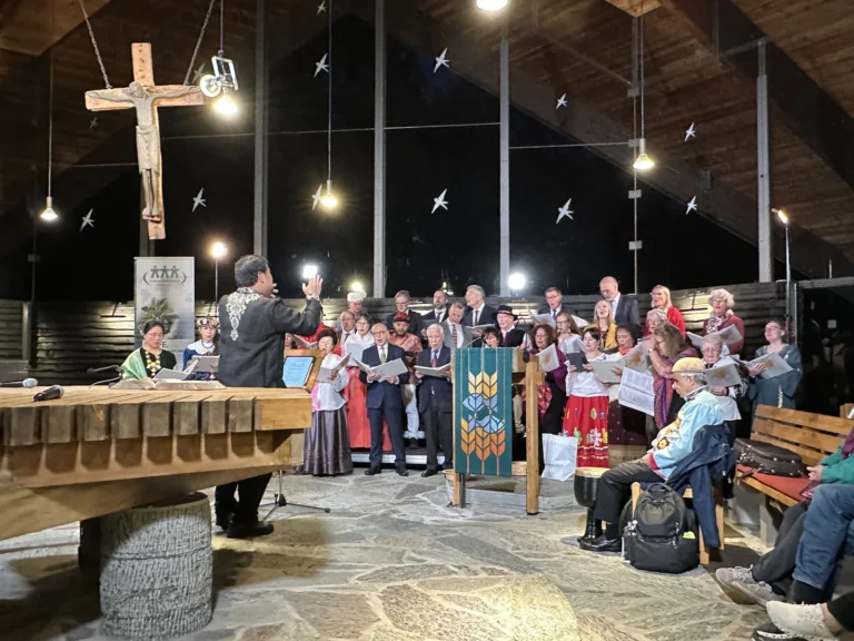 The International Deutsche Welle Choir sings at the benefit concert in the Kippekausen tent church, conductor in the front row